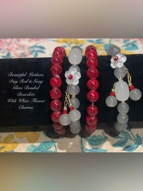 NEW MOTHERS DAY RED GRAY GLASS BEADED BRACELETS WITH WHITE FLOWER CHARM 4PC SET
